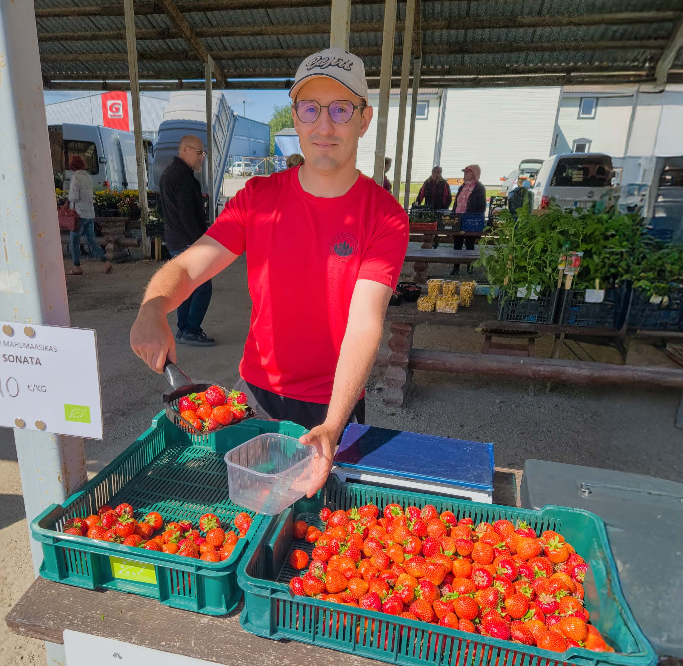 Laanemetsa talu maasikad olid Võru taluturul teisipäeval müügil kümneeurose kilohinnaga. Kasvatusega tegelev Mihkel Lepist (fotol) ei usu, et tänavu marja hind väga madalale langeb. Foto: Aigar Nagel